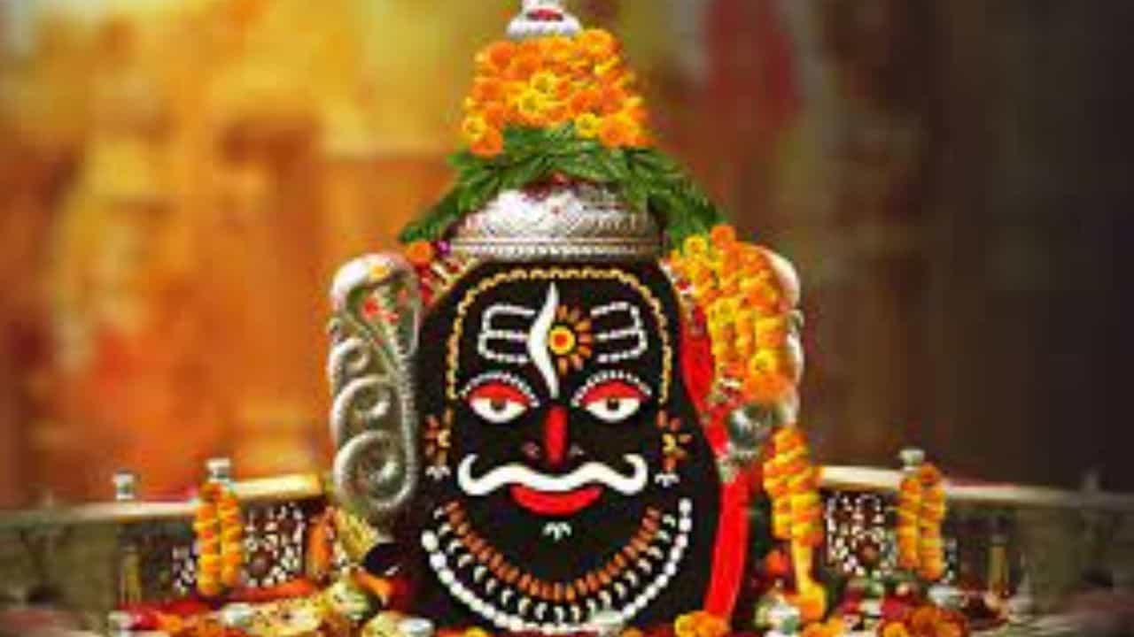 মহাকাল জ্যোর্তিলিঙ্গ- মধ্যপ্রদেশের উজ্জয়িনীতে অবস্থিত মহাকাল মন্দির। মাটির নীচে মূল মন্দির, তার উপর রয়েছেন ওঙ্কারেশ্বর শিব।
