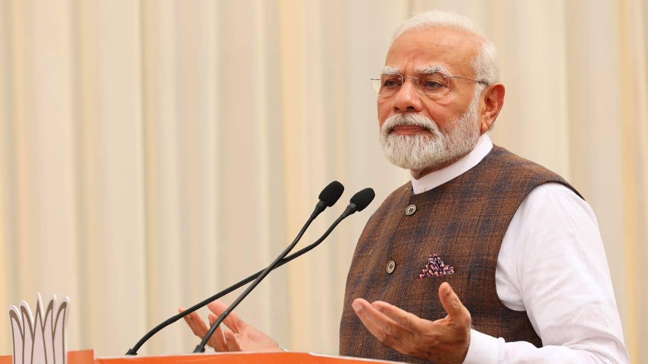 Narendra Modi: আদর্শ আচরণবিধি ভঙ্গ করেছেন প্রধানমন্ত্রী, ৩০০০ কোটি ফেরতের আশ্বাস নিয়ে সরব তৃণমূল