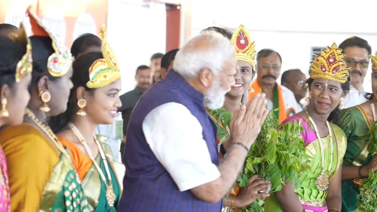 Narendra Modi: মঞ্চে ৬ শক্তি আম্মাকে স্বাগত জানালেন প্রধানমন্ত্রী মোদী, করলেন শক্তি শব্দের ব্যাখ্যা