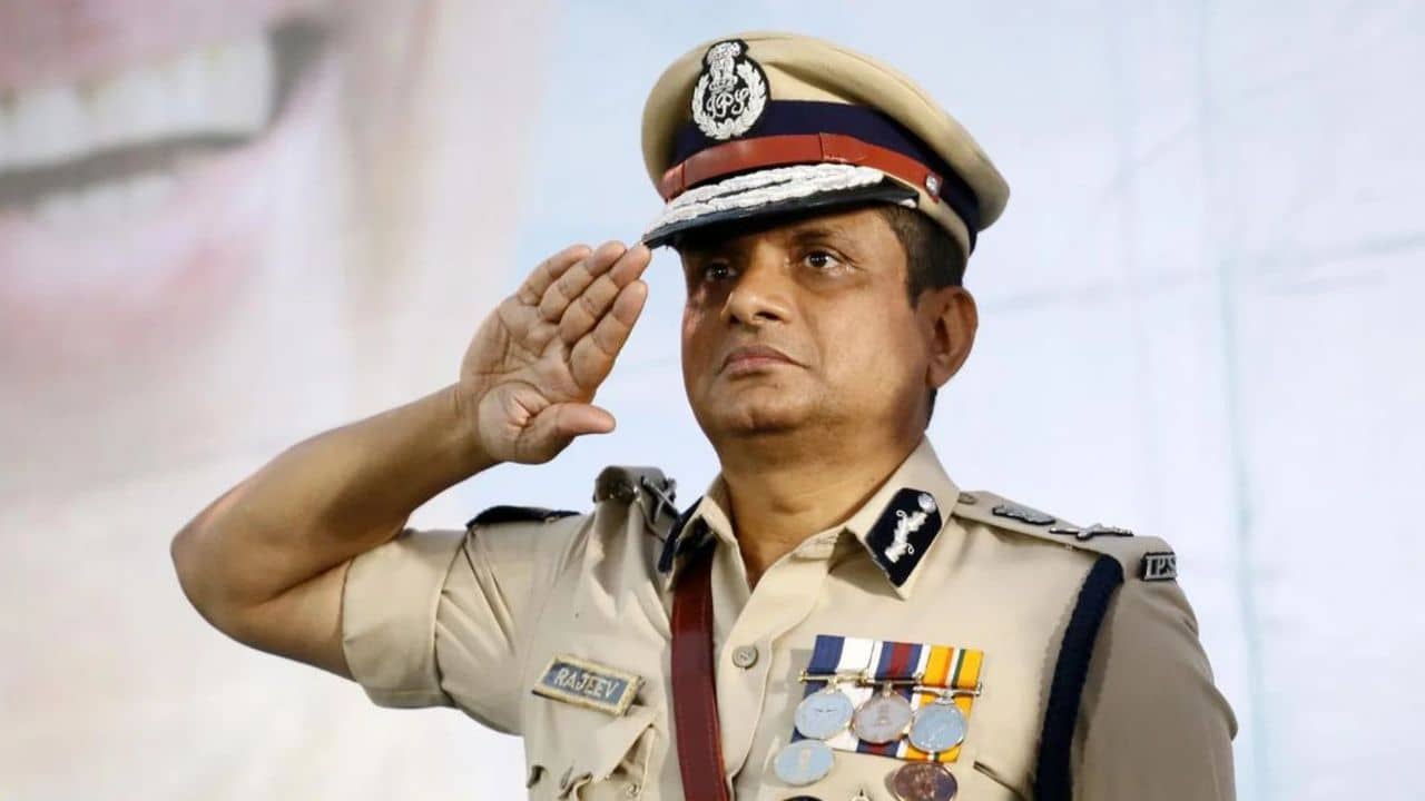 Rajeev Kumar: রাজীব কুমারের জন্য ধরনায় বসেছিলেন খোদ মমতা, ভোটের আগে সরানো হল সেই দুঁদে অফিসারকে