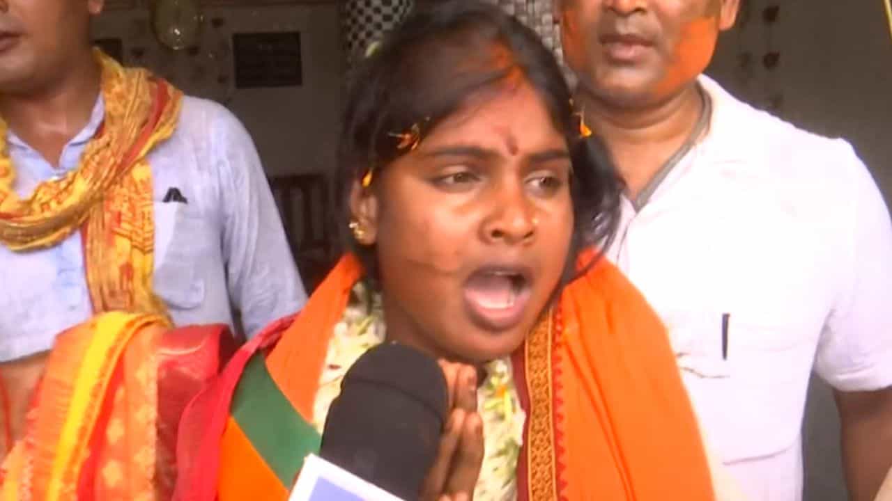 Rekha Patra: তড়িঘড়ি ভর্তি করা হয়েছিল AIIMS-এ, কেমন আছেন সন্দেশখালির রেখা পাত্র? Rekha Patra: তড়িঘড়ি ভর্তি করা হয়েছিল AIIMS-এ, কেমন আছেন সন্দেশখালির রেখা পাত্র?