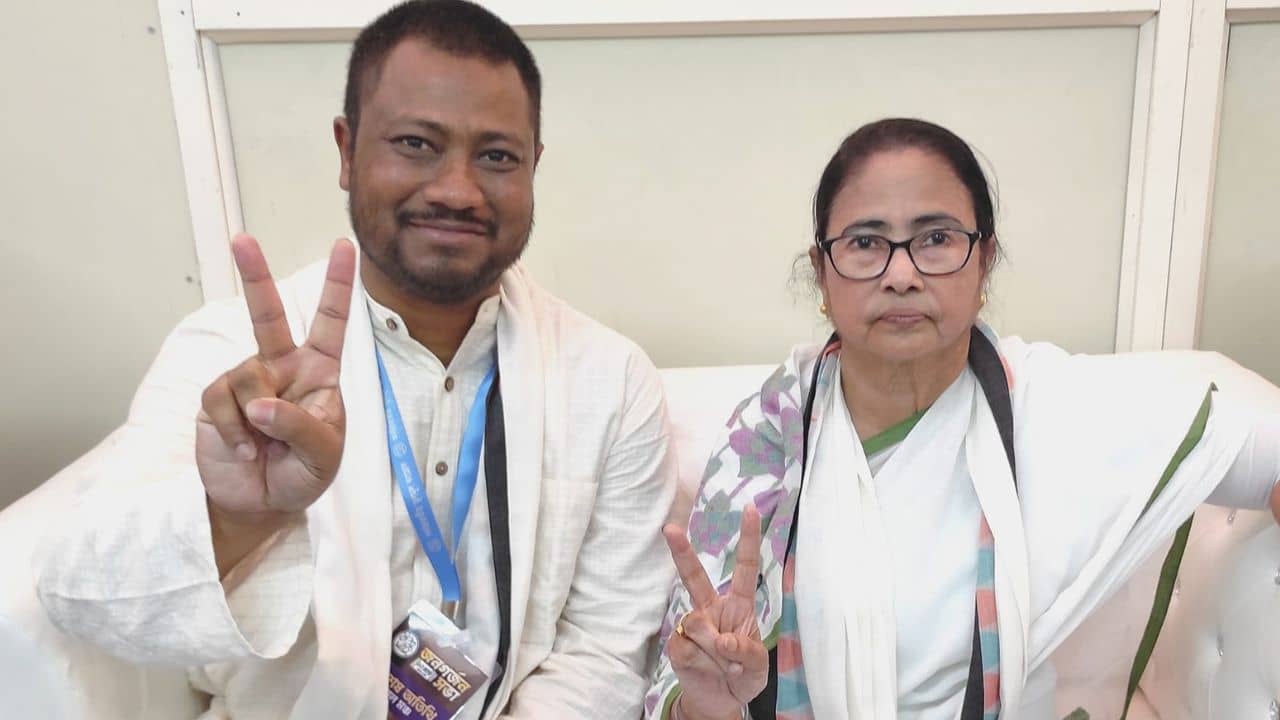 TMC Candidate: লন্ডন থেকে ফেরার একমাসের মধ্যেই তৃণমূলের প্রার্থী, অক্সফোর্ডের গবেষক শাহনওয়াজকে চিনে নিন