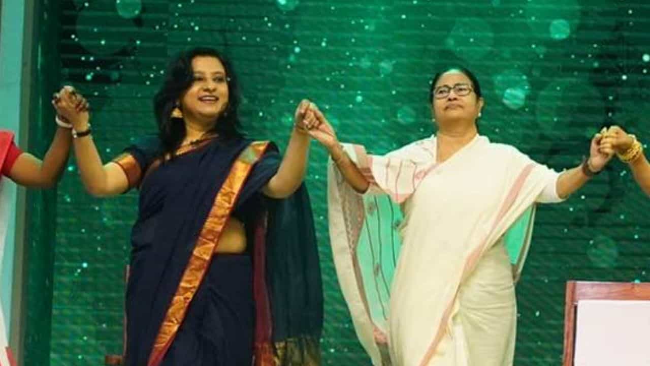 TMC- Dona Ganguly: তৃণমূলের প্রার্থী ডোনা গঙ্গোপাধ্যায়? সৌরভ-পত্নীকে নিয়ে বাড়ছে জল্পনা TMC- Dona Ganguly: তৃণমূলের প্রার্থী ডোনা গঙ্গোপাধ্যায়? সৌরভ-পত্নীকে নিয়ে বাড়ছে জল্পনা