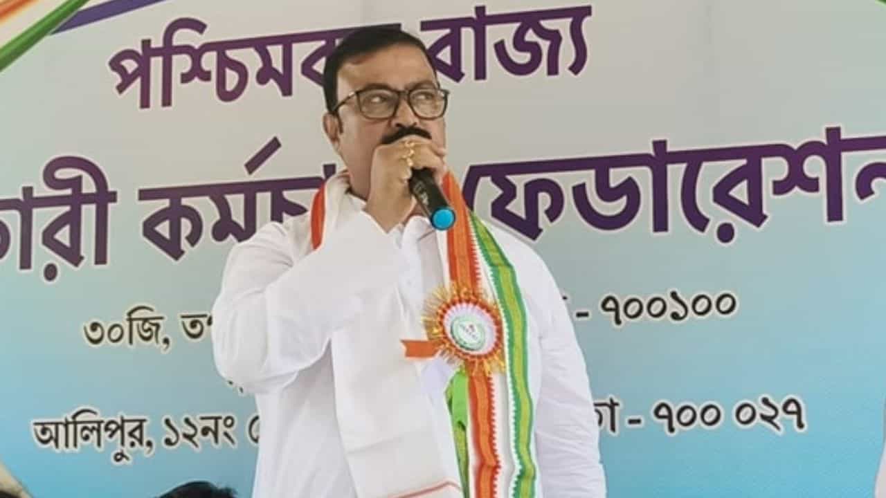 Mamata Banerjee: মমতার ভাই ছাড়া আর কী পরিচয় বাবুনের? কেন মন কষাকষি? Mamata Banerjee: মমতার ভাই ছাড়া আর কী পরিচয় বাবুনের? কেন মন কষাকষি?