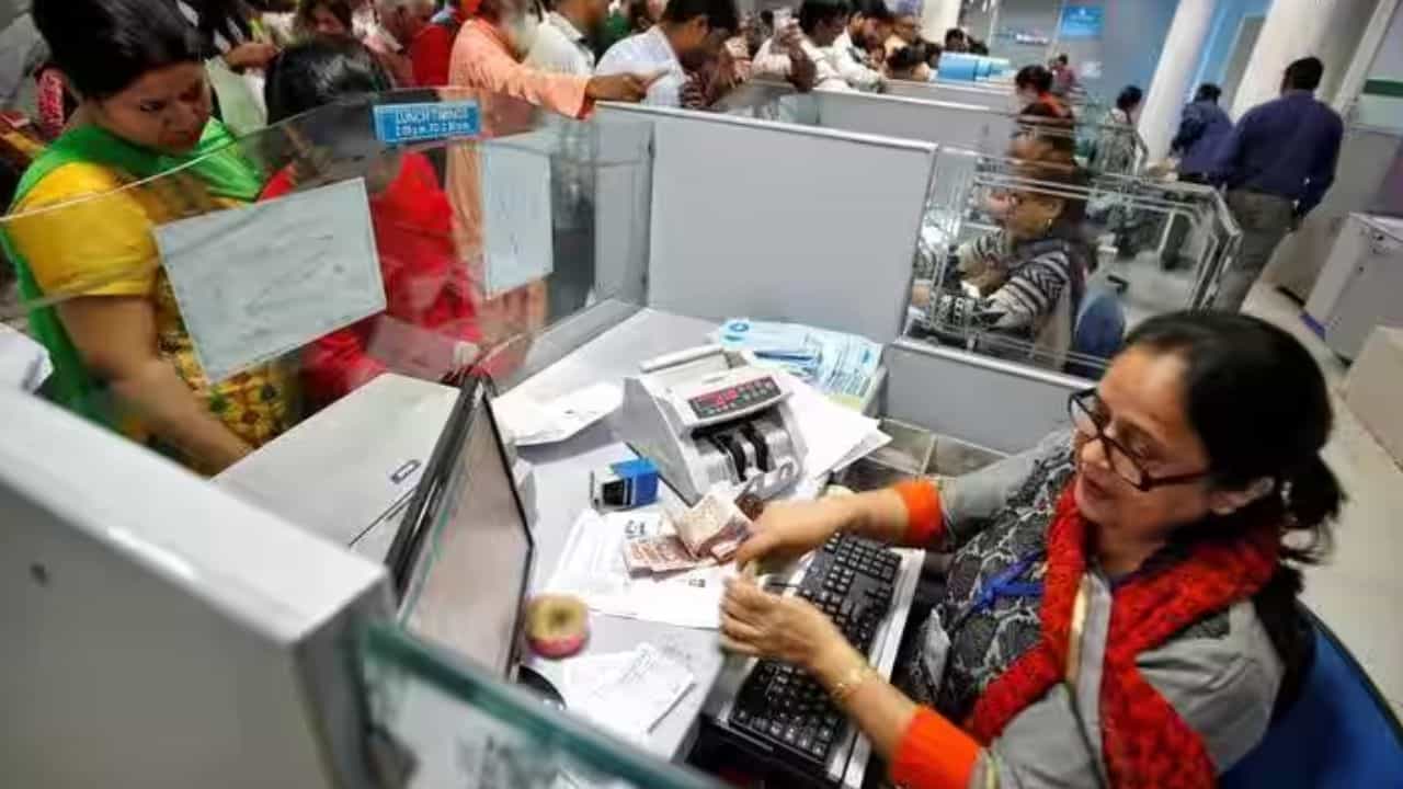 Bank Employees Salary: ব্যাঙ্ককর্মীদের জন্য বড় সুখবর, বেতন বাড়ল ১৭ শতাংশ Bank Employees Salary: ব্যাঙ্ককর্মীদের জন্য বড় সুখবর, বেতন বাড়ল ১৭ শতাংশ