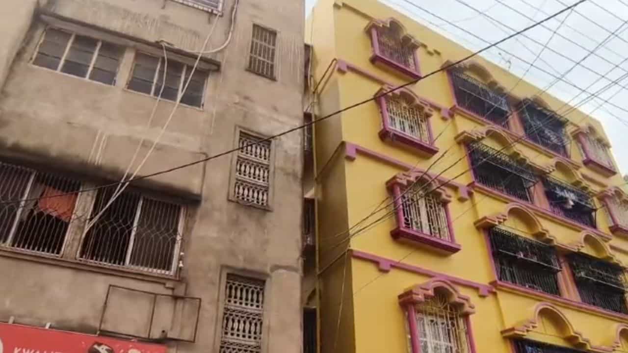 Flat construction: ৩০০ স্কোয়ারফুটের উপরেই চারতলা ফ্ল্যাট, তার ওপর আবার টাওয়ার! বিধাননগরে ফুঁসছেন প্রতিবেশীরা Flat construction: ৩০০ স্কোয়ারফুটের উপরেই চারতলা ফ্ল্যাট, তার ওপর আবার টাওয়ার! বিধাননগরে ফুঁসছেন প্রতিবেশীরা