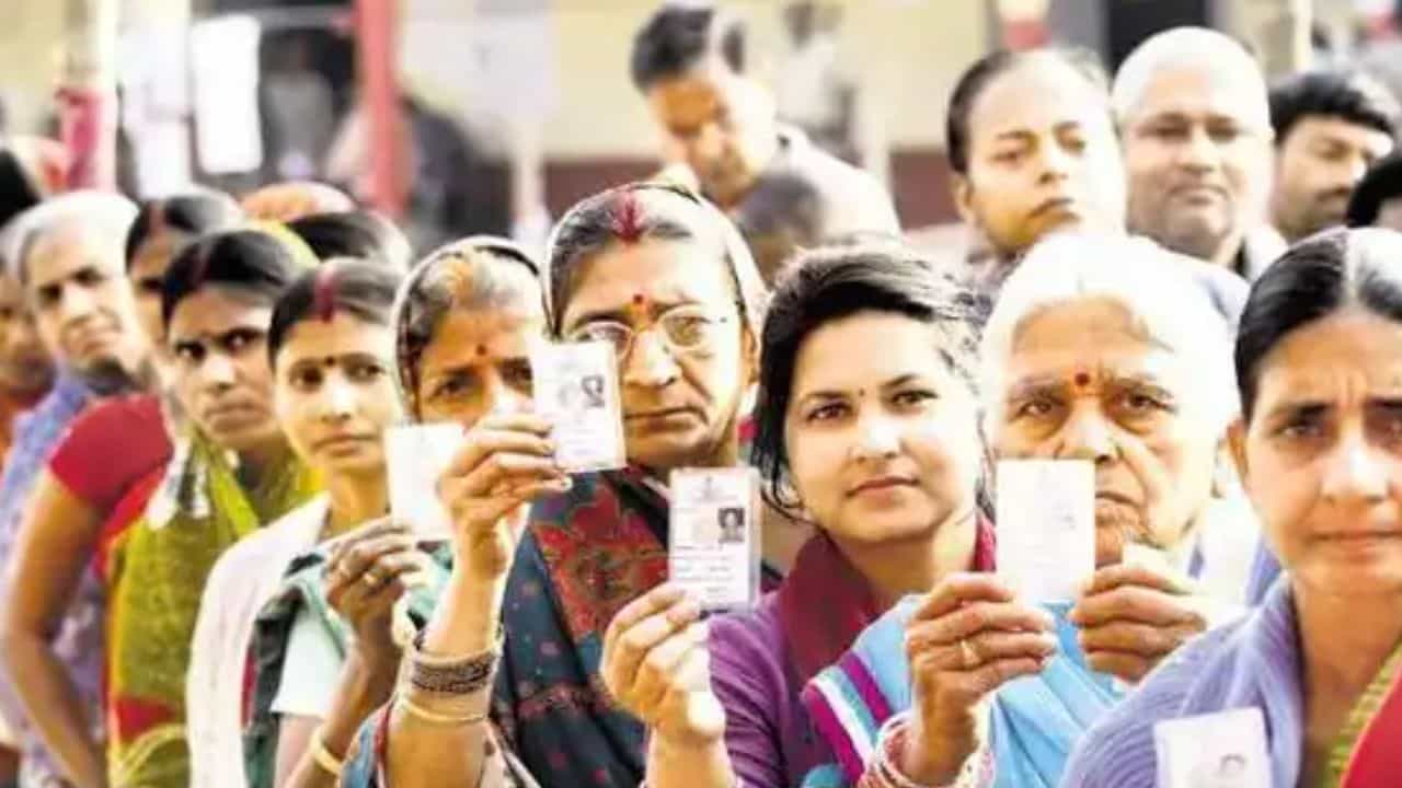 Heatwave during Vote: 'খান ORS, খাবেন না বাসি খাবার', ছাতি ফাটা গরমে ভোট নিয়ে উদ্বেগে কমিশন Heatwave during Vote: 'খান ORS, খাবেন না বাসি খাবার', ছাতি ফাটা গরমে ভোট নিয়ে উদ্বেগে কমিশন