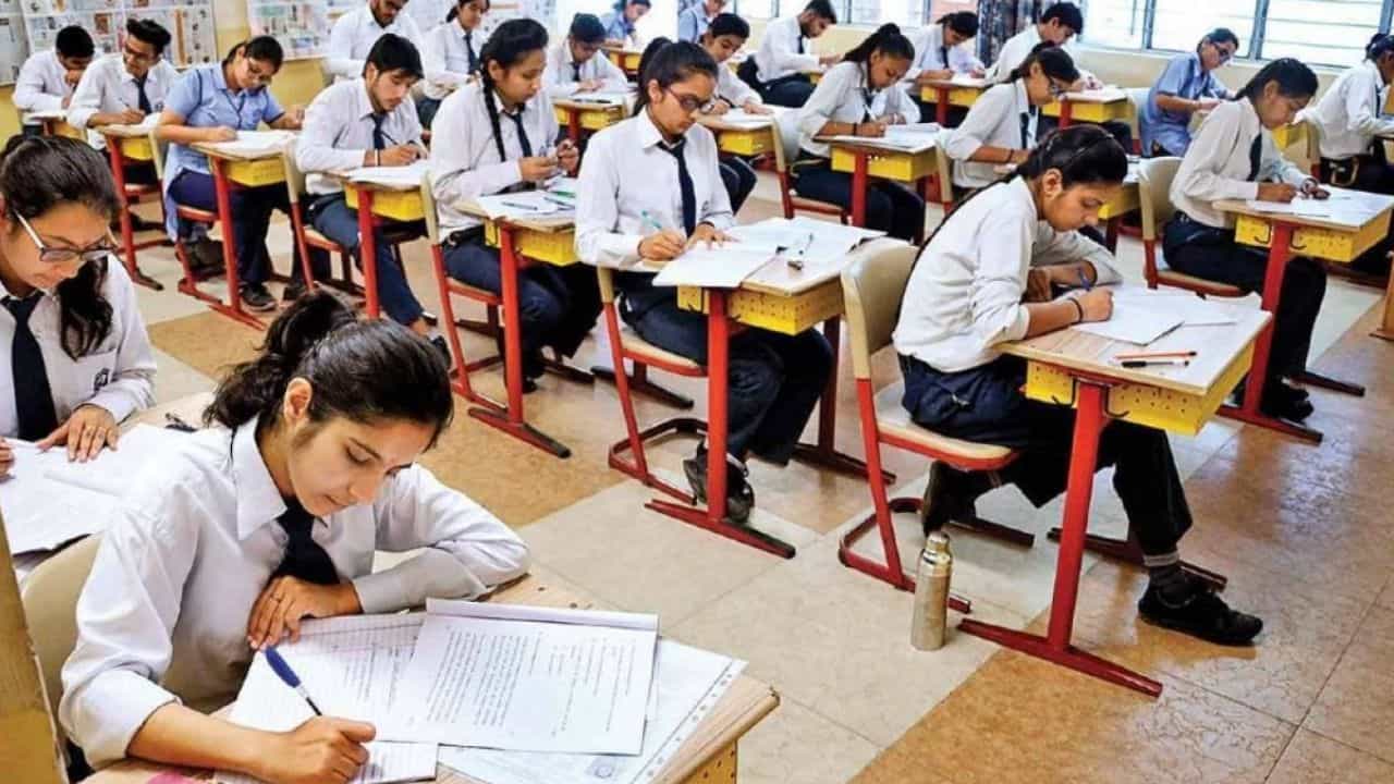 Higher Secondary: উচ্চমাধ্যমিকে বড়সড় বদল, পরীক্ষা হবে দু'বার Higher Secondary: উচ্চমাধ্যমিকে বড়সড় বদল, পরীক্ষা হবে দু'বার