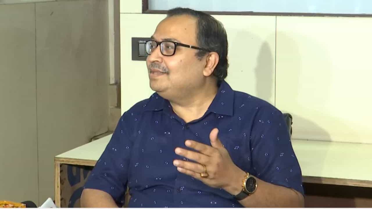 Kunal Ghosh: 'ইয়ে মেরা প্রেমপত্র পড় কর...' শোকজের কথা শুনে রফির গান গেয়ে উঠলেন কুণাল Kunal Ghosh: 'ইয়ে মেরা প্রেমপত্র পড় কর...' শোকজের কথা শুনে রফির গান গেয়ে উঠলেন কুণাল
