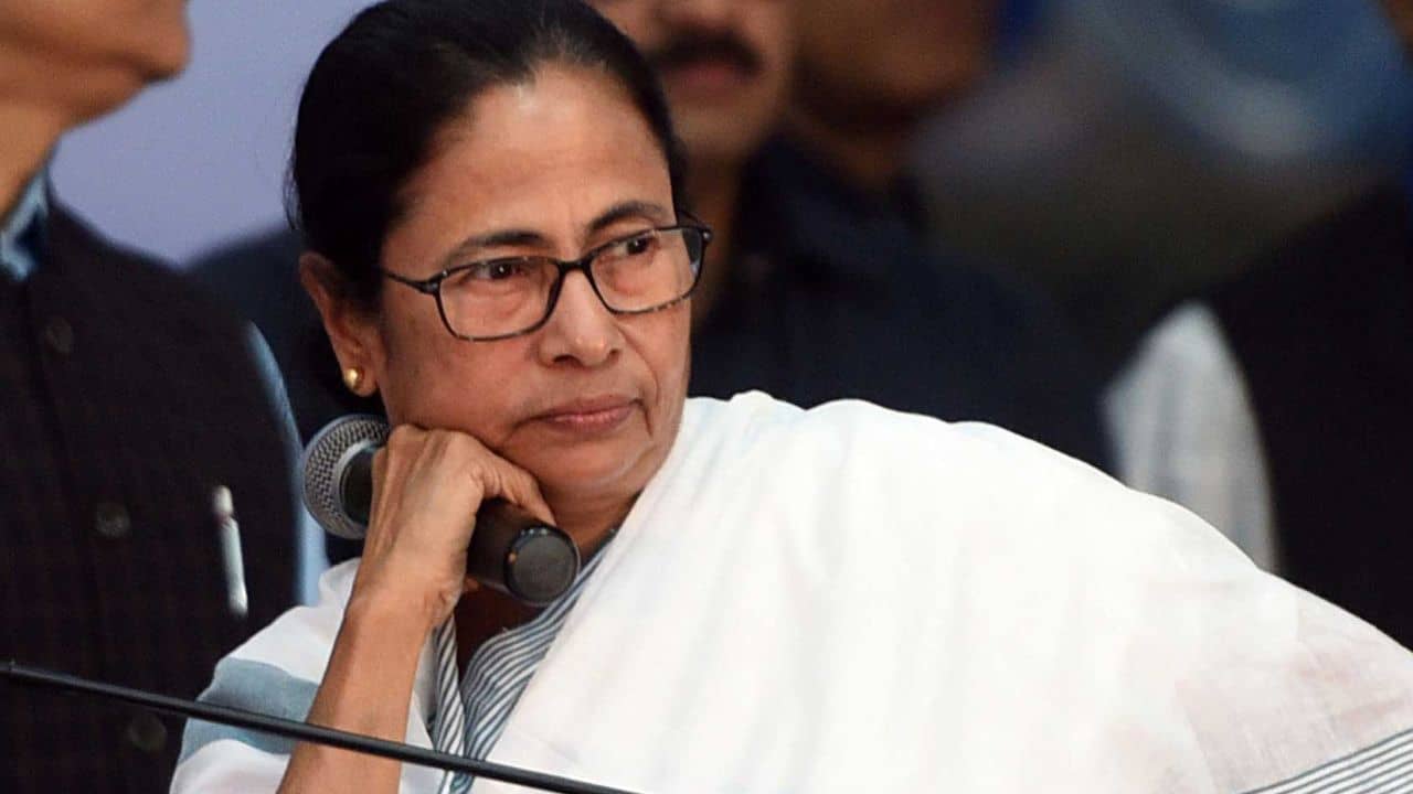 Mamata Banerjee: বুক ফাটে, তবু মুখ ফোটে না আমার..., বন্দ্যোপাধ্যায় পরিবারের অন্দরের কথা বলেই ফেললেন মমতা