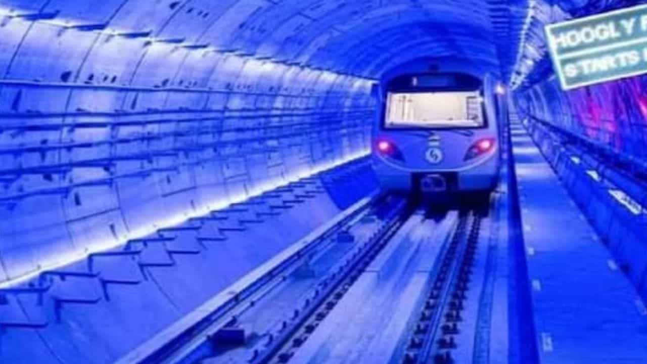 Kolkata Metro Fare: মেট্রোয় গঙ্গা পার হতে কত টাকা লাগবে? জানুন ভাড়ার 'ফুল চার্ট' Kolkata Metro Fare: মেট্রোয় গঙ্গা পার হতে কত টাকা লাগবে? জানুন ভাড়ার 'ফুল চার্ট'