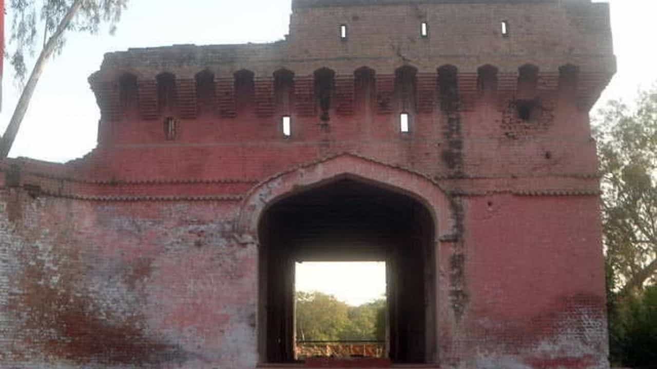Indian Village: এই একটি গ্রামের জন্য পাকিস্তানকে ১২ খানা গ্রাম দিয়ে দিয়েছিল ভারত, কী আছে হুসেনিওয়ালায়? Indian Village: এই একটি গ্রামের জন্য পাকিস্তানকে ১২ খানা গ্রাম দিয়ে দিয়েছিল ভারত, কী আছে হুসেনিওয়ালায়?