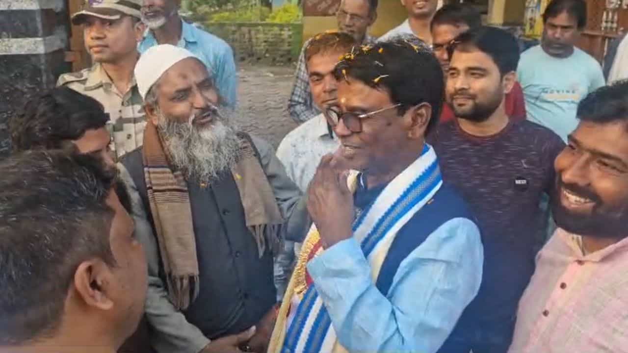 Khagen Murmu: বিজেপির খগেনকে ঘিরে সংখ্যালঘুদের উচ্ছ্বাস, হাইমাদ্রাসার দ্বার উদ্ঘাটনে সাংসদ Khagen Murmu: বিজেপির খগেনকে ঘিরে সংখ্যালঘুদের উচ্ছ্বাস, হাইমাদ্রাসার দ্বার উদ্ঘাটনে সাংসদ