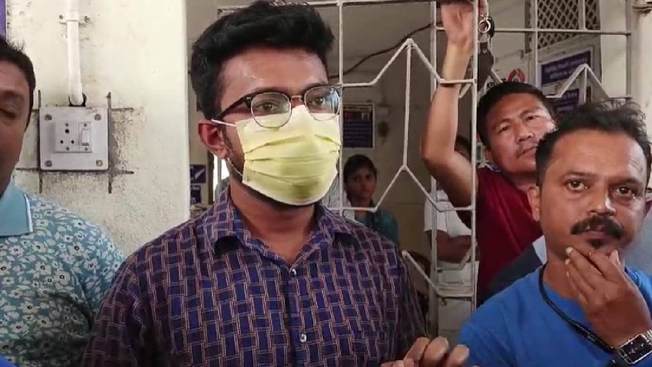 Nagrakata: হাসপাতাল চালাতে না পারলে বন্ধ করে দিন, ক্ষোভে ফুঁসছেন গ্রামের লোকেরা