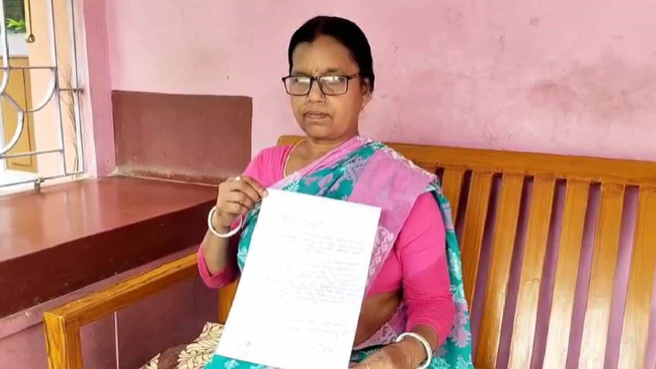 TMC-BJP: '৫১ লক্ষ টাকা দিয়ে সভাপতি হয়েছেন', বিজেপি নেতার 'অপপ্রচার' শুনেই থানায় গেলেন তৃণমূল নেত্রী TMC-BJP: '৫১ লক্ষ টাকা দিয়ে সভাপতি হয়েছেন', বিজেপি নেতার 'অপপ্রচার' শুনেই থানায় গেলেন তৃণমূল নেত্রী
