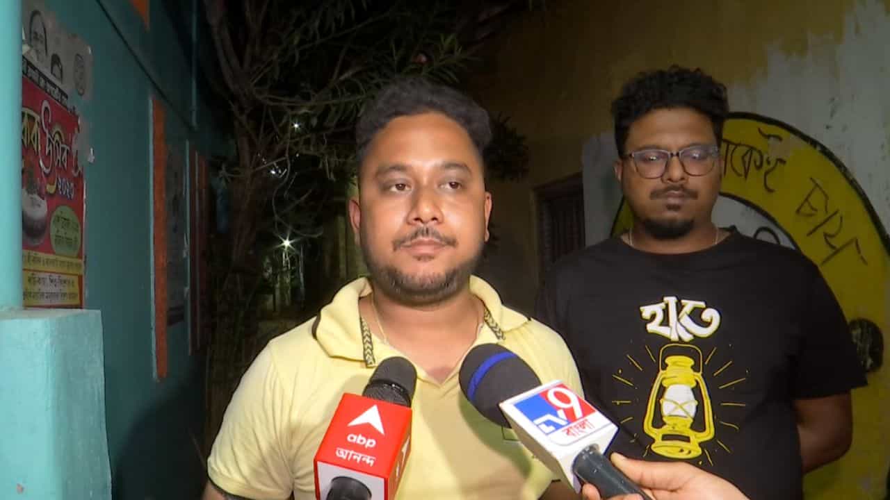 Beleghata: ঘরে টিভি চলছে, মদের গেলাস রাখা... জানলায় উঁকি দিয়েই প্রতিবেশিরা বুঝে যান ভিতরে অন্য কেস... Beleghata: ঘরে টিভি চলছে, মদের গেলাস রাখা... জানলায় উঁকি দিয়েই প্রতিবেশিরা বুঝে যান ভিতরে অন্য কেস...