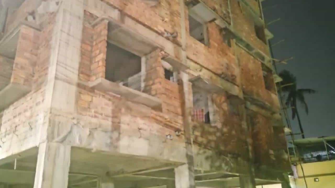 Building Collapse: গার্ডেনরিচের ছায়া এবার দমদমে, নির্মীয়মাণ বহুতলের চাঙড় ভেঙে নিহত ১ Building Collapse: গার্ডেনরিচের ছায়া এবার দমদমে, নির্মীয়মাণ বহুতলের চাঙড় ভেঙে নিহত ১