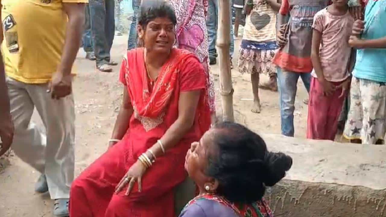 Couple Died: 'আমাদের একসঙ্গে জ্বালাবে', দেওয়ালে লিখে আত্মঘাতী দম্পতি Couple Died: 'আমাদের একসঙ্গে জ্বালাবে', দেওয়ালে লিখে আত্মঘাতী দম্পতি