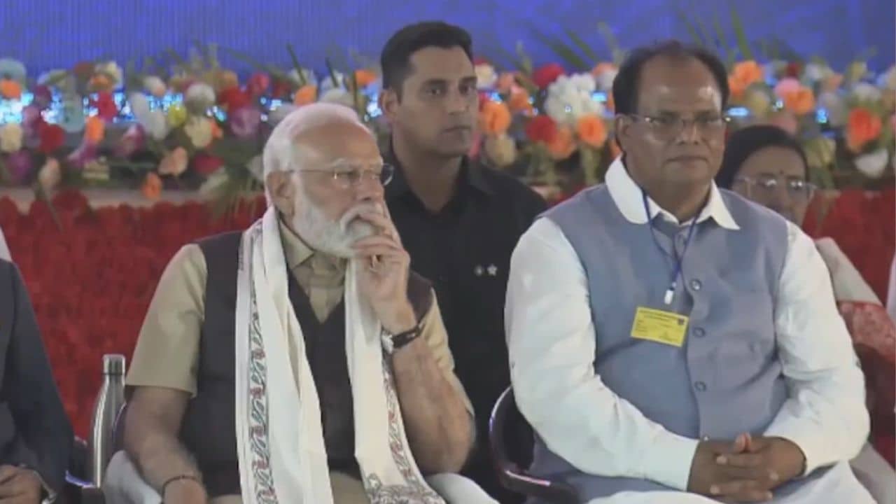 John Barla: মোদীর পাশে বসে জন বার্লা, তবে কি অভিমানের বরফ গলল?