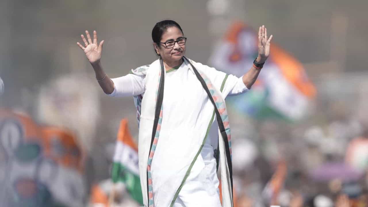 TMC Women Candidates: মুখে নারীর ক্ষমতায়ন, কতজন মহিলা প্রার্থী দিল তৃণমূল? TMC Women Candidates: মুখে নারীর ক্ষমতায়ন, কতজন মহিলা প্রার্থী দিল তৃণমূল?