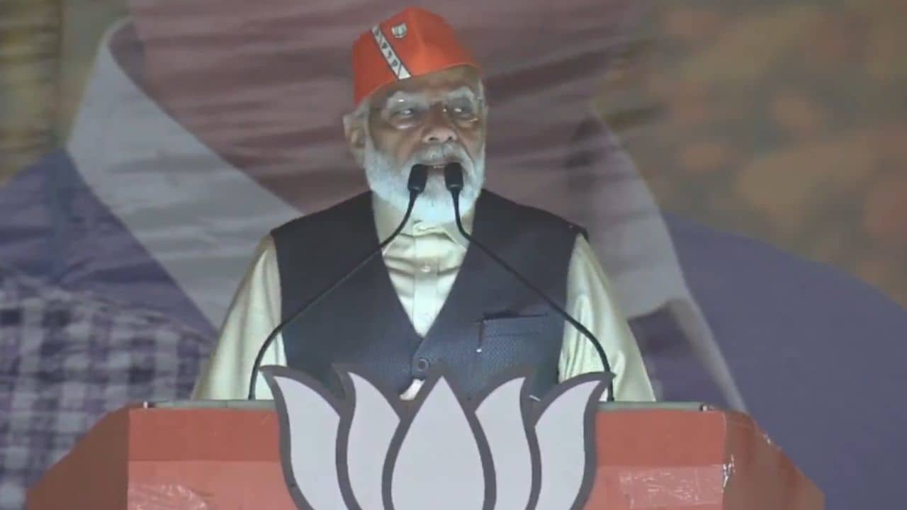 PM Narendra Modi in Bengal: তৃণমূল সরকার পদে পদে আপনাদের লুটছে: মোদী