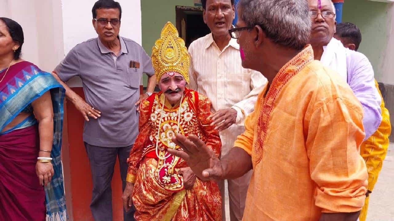 Ketugram: মন্ত্রীদের নিয়ে রাজা নামেন পথে, এই বিশেষ দিনে বাংলার এ গ্রামে চলে রাজতন্ত্র Ketugram: মন্ত্রীদের নিয়ে রাজা নামেন পথে, এই বিশেষ দিনে বাংলার এ গ্রামে চলে রাজতন্ত্র