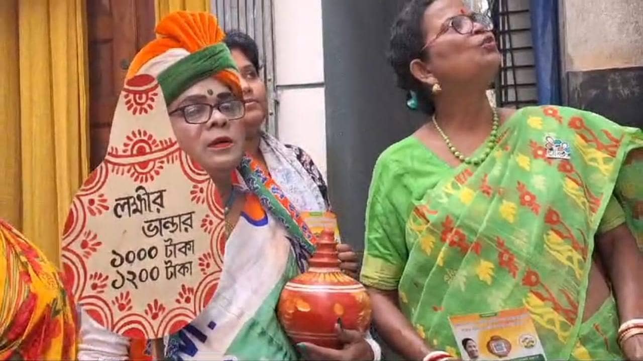 Laxmir Bhandar: লক্ষ্মীর ভাণ্ডারের টাকা বাড়ল, দোরে দোরে কড়া নেড়ে লক্ষ্মী নিজেই দিচ্ছেন খবর...