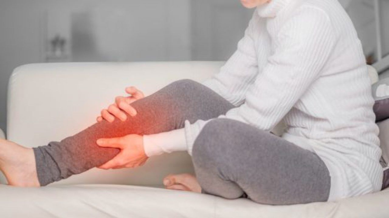 সারাদিনের কাজ শেষে রাতে শুতে গেলেই যেন শরীরের যত ব্যথা সব পায়ে নেমে আসে। তারপরে রাত যত বাড়ে, সেই পায়ে ব্যথাও বাড়তে থাকে। আপনারও কি তেমনটা হয়?