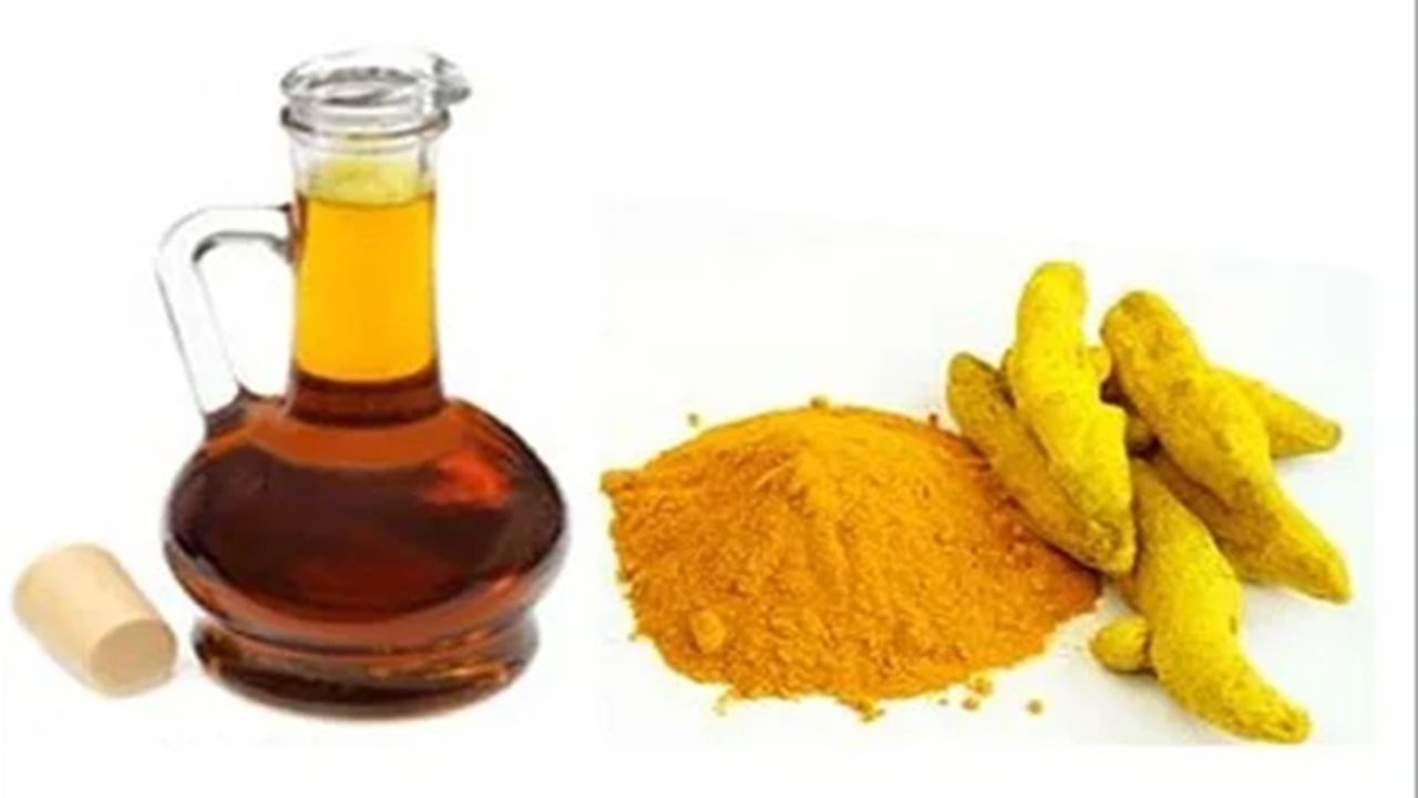 তার সঙ্গে মিশিয়ে নিতে হবে রান্নাঘরে থাকা কয়েকটা উপাদান। তাহলেই ম্যাজিকের মতো কমবে পায়ের ব্যথা। সর্ষের তেলে মেশান হলুদ। 