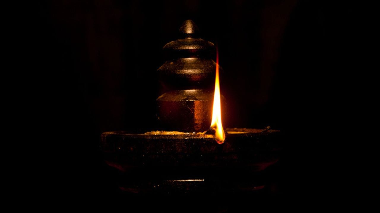 বাঙালির বাড়িতে পুজো প্রতি মাসে প্রায় লেগেই থাকে। কখনও সত্যনারায়ণ, কখনও পূর্ণিমার পুজো আবার কখনও লক্ষ্মীপুজো পালিত হয়ে থাকে। আর প্রতিটি পুজোয় প্রদীপ জ্বালিয়ে রাখা একটি নিয়ম ও রীতি। এমনকি যে কোনও উপবাস ও উত্সবের সময়ও পুজো করা হয়। তেল বা ঘিয়ের প্রদীপ জ্বালানো ছাড়া যে কোনও শুভকাজ ও পুজো অসম্পূর্ণ থাকে।
