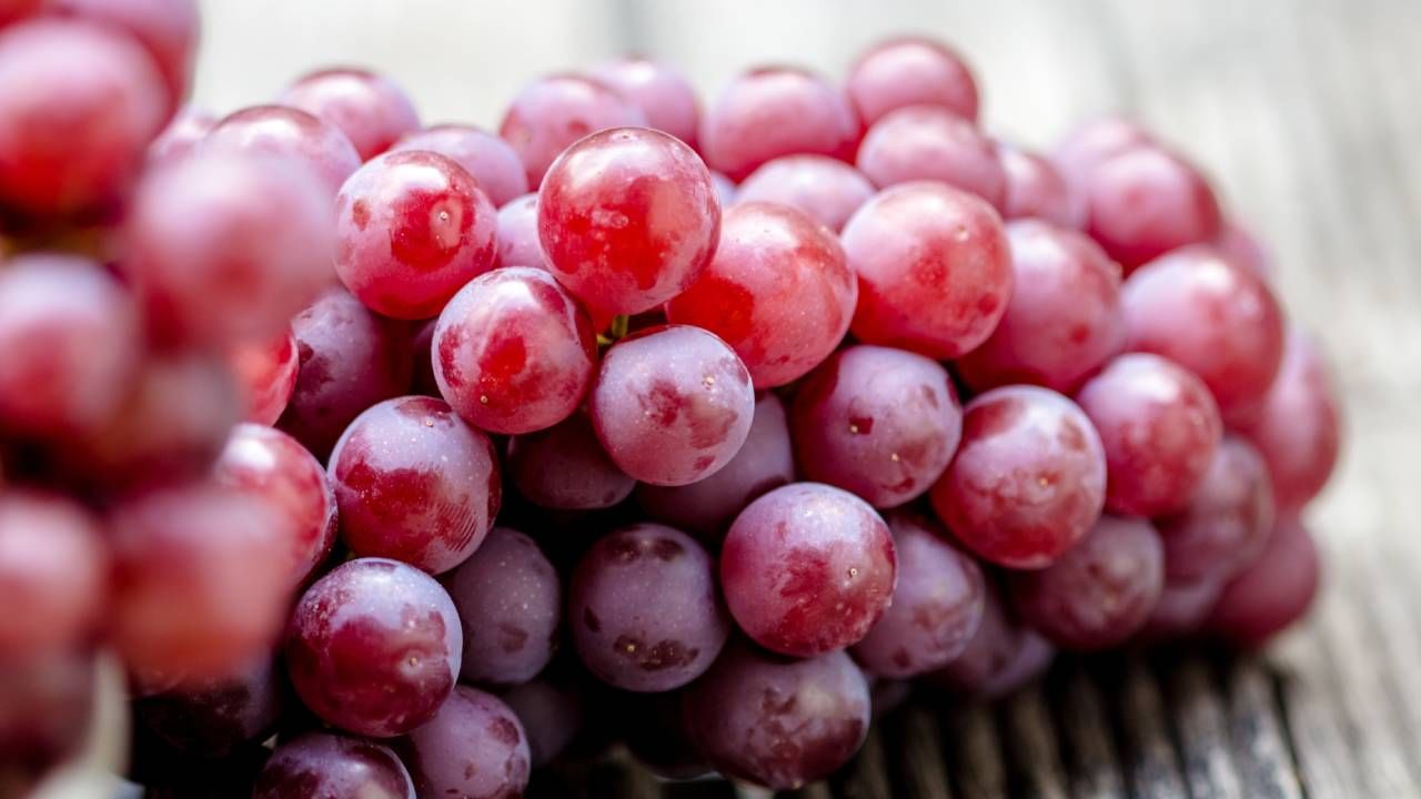 আঙুর যকৃতের স্বাস্থ্য ভালো রাখে। সাম্প্রতিক গবেষণায় দেখা গিয়েছে, আঙুর বা আঙুরের রস প্রদাহ কমায়, কোষকেও ক্ষতির হাত থেকে বাঁচায়। সেই সঙ্গে অ্যান্টিঅক্সিড্যান্টের মাত্রা বৃদ্ধি করে। 