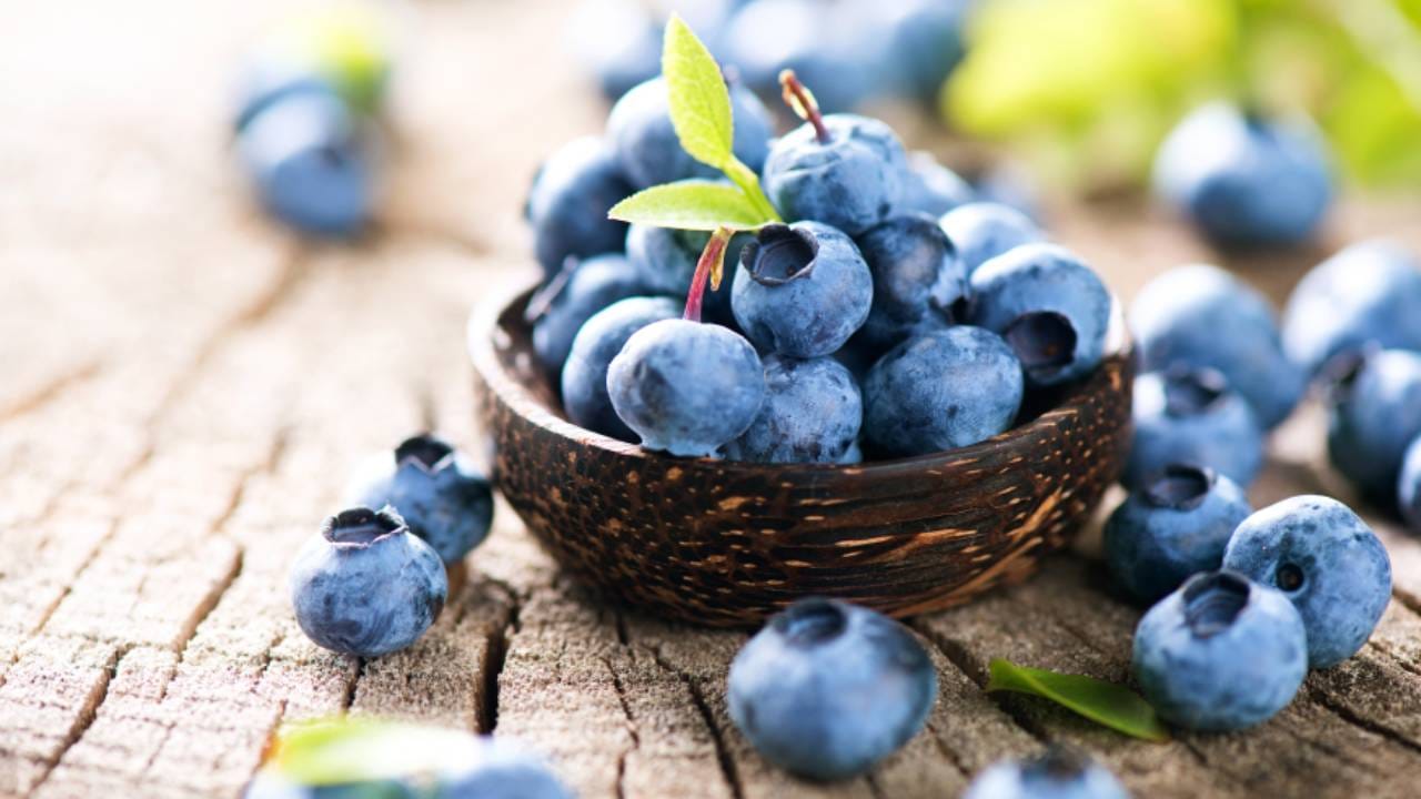 ব্লুরেবি এবং ক্যানবেরি যকৃতের জন্য ভালো। এতে রয়েছে অ্যান্থোসিয়ানিন। এই অ্যান্টি অক্সিড্যান্টের জন্যই বেরির বিভিন্ন রঙ হয়। ফ্যাটি লিভারে সারাতেও এই ফল দারুণ কাজ করে। 