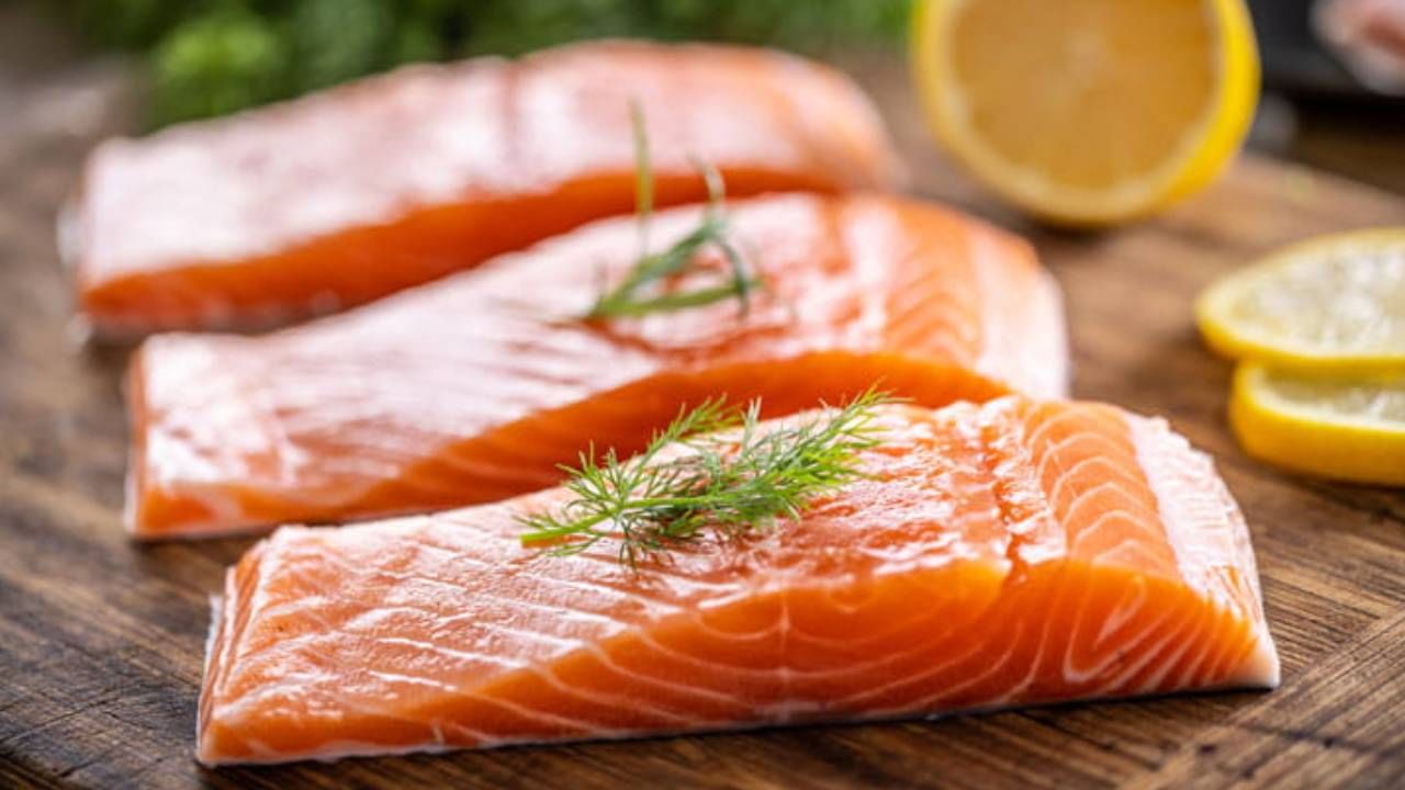 ফ্যাটি ফিশে থাকে ওমেগা-৩ ফ্যাটি অ্যাসিড। যা স্বাস্থ্যের পক্ষে উপকারী। এই ফ্যাট হৃদযন্ত্রের পাশাপাশি লিভারের স্বাস্থ্যও ভালো রাখে। 