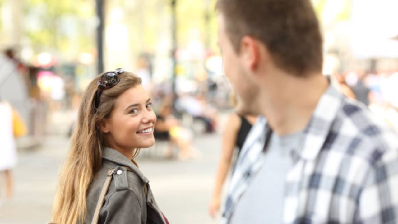 প্রেম-ভালবাসায় যে বয়স, সৌন্দর্য, আর্থিক স্থিতি প্রধান ফ্যাক্টর হয় না, তার অনেক উদাহরণ বর্তমানেও আখছার দেখা যাচ্ছে। ভালবাসা এমনই অনুভূতি, যা গোপন করা যায় না। আপনার প্রতি কারও এই লক্ষণগুলি প্রকাশ পেলেই বুঝবেন সে আপনার প্রেমে পড়েছে, আপনাকে ভালবাসে