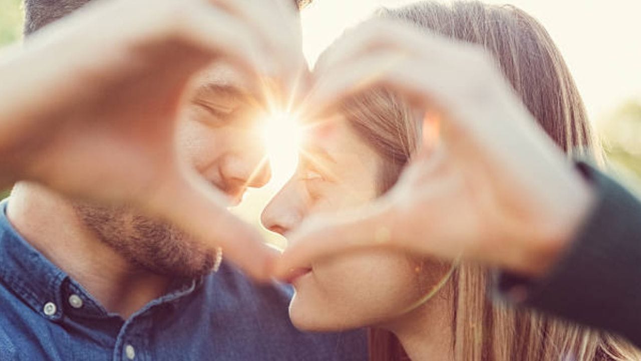 প্রেমে পড়তে লাগে না বয়স! প্রবাদ বাক্য হলেও কথাটা আজও সত্যি। স্কুল-কলেজ হোক বা অফিস, এমনকি বাসে-ট্রেনেও প্রেমে পড়ার অনেক উদাহরণ রয়েছে। কেবল টিনেজ বয়স নয়, প্রৌঢ়, এমনকি বৃদ্ধ বয়সেও প্রেমে পড়ার ঘটনা বর্তমানে শোনা যাচ্ছে