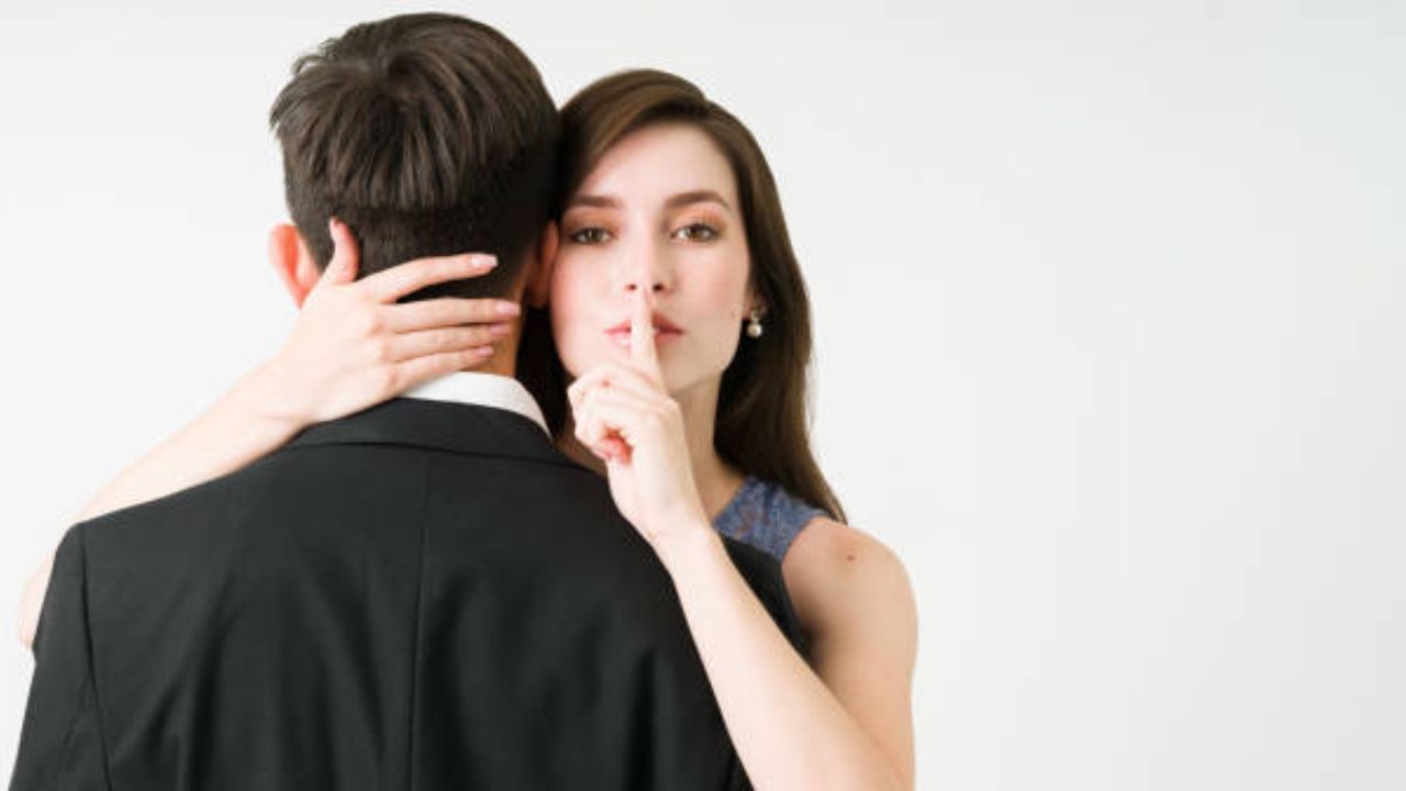 আপনার প্রেমে পড়েছে অথচ অনুভূতি গোপন করতে চায়, সেক্ষেত্রে সবসময় কিছু গোপন করতে চাইবে। আই টু আই কন্ট্রাক্ট অর্থাৎ চোখের দিকে তাকাবে না। আবার কেউ আপনার প্রতি আকৃষ্ট হলে সে নিরাপত্তাহীনতায় ভুগবে এবং সেটা তার আচরণে প্রকাশ পাবে। আপনিও তার প্রতি আগ্রহ দেখালে ওই ব্যক্তির মেজাজ খিটখিটে হয়ে উঠবে, অস্বাভাবিক আচরণ করবে