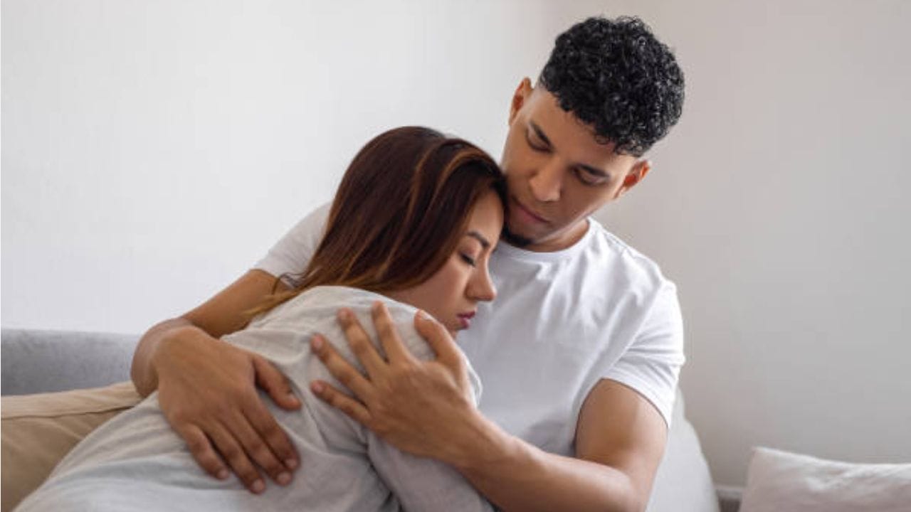 প্রেমের সঙ্গে শরীরের বিশেষ যোগসূত্র রয়েছে। তাই ভালবাসার মানুষের প্রতি শারীরিক আকর্ষণ আসা স্বাভাবিক। কেউ আপনার প্রেমে পড়লে যে কোনও অছিলায় আপনার ঘনিষ্ঠ হওয়ার, হাত ধরা, আলিঙ্গন করা অর্থাৎ কোনভাবে স্পর্শ করার চেষ্টা করবে