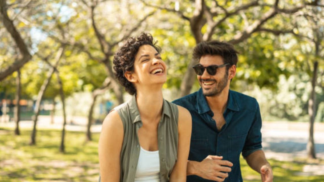 কেউ আপনার প্রেমে পড়লে সে সবসময় আপনার সঙ্গে কথা বলার চেষ্টা করবে, আপনার কাছাকাছি থাকার চেষ্টা করবে। আপনি কিছু বললে সেটা মনোযোগ দিয়ে শুনবে, সব বিষয়ে আপনার মতামত নেবে। আপনার প্রশংসাও করবে