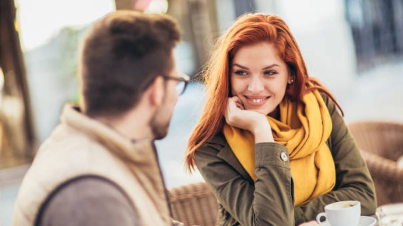 কেউ আপনার প্রেমে পড়লে সে আপনার সঙ্গে কথা বলার সময় নার্ভাস হবে, ইতস্তত বোধ করবে এবং আপনার সঙ্গে বন্ধুত্ব গাঢ় করতে চাইবে। আপনি তাঁর প্রশংসা করলে বা তাঁর চোখের দিকে তাকিয়ে কথা বললে তাঁর চোখ-মুখ উজ্জ্বল হয়ে উঠবে