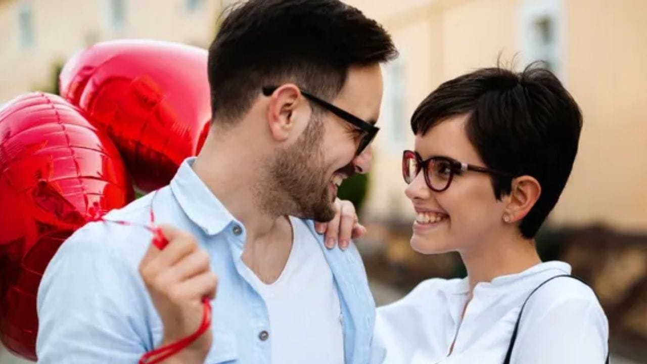 প্রেমে পড়লে সে আপনার সব বিষয়েই আগ্রহ দেখাবে। আপনার ছোট-ছোট কথা, ঘটনা, সাজগোজ, পছন্দ-অপছন্দ, ভাললাগা থেকে সমস্যা সব কিছুই মনে রাখবে। আবার কেউ আপনাকে নিয়ে মজা করলে, টিজ করলে সঙ্গে-সঙ্গে প্রতিবাদ করবে