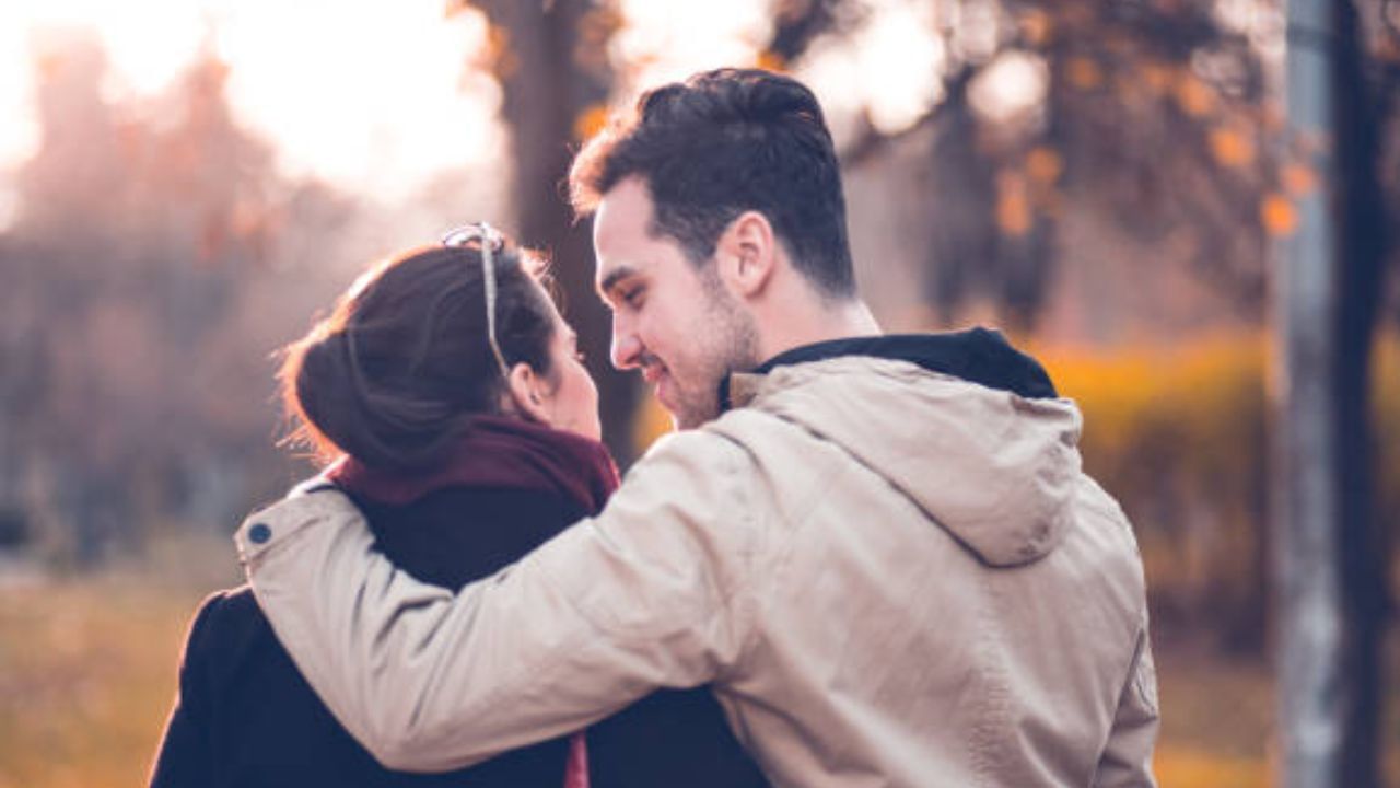 কারও প্রতি ভাললাগা, প্রেম থাকলে সে কোনও বিপদে পড়লে আগে ঝাঁপিয়ে পড়বে ওই মানুষটি। বেড়ানো হোক বা কোনও কাজ- আপনি বেড়াতে যেতে চাইলে ওই মানুষটি নিজের গুরুত্বপূর্ণ কাজও ছেড়ে দিয়ে আপনার সঙ্গে বেরিয়ে পড়বে