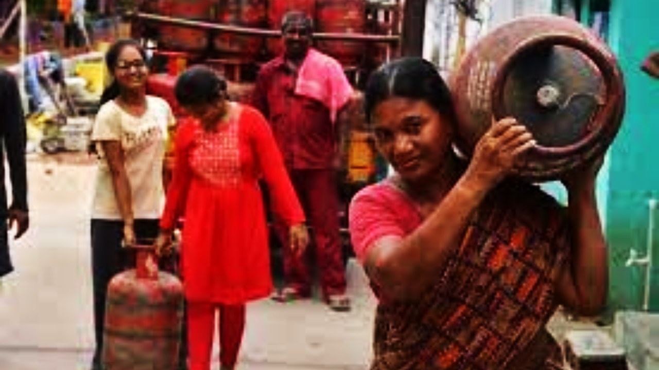 LPG cylinder price: নারী দিবসে মহিলাদের মোদীর উপহার, ফের কমল রান্নার গ্যাসের দাম