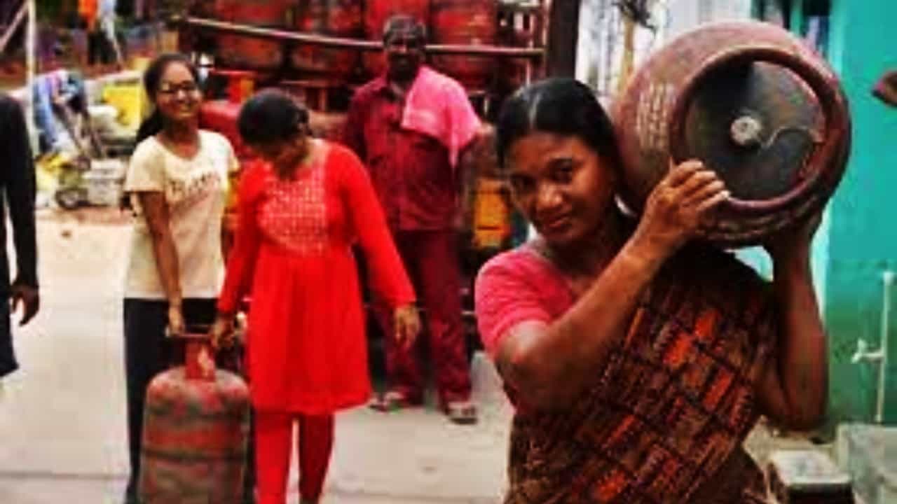 LPG cylinder price: নারী দিবসে মহিলাদের মোদীর উপহার, ফের কমল রান্নার গ্যাসের দাম LPG cylinder price: নারী দিবসে মহিলাদের মোদীর উপহার, ফের কমল রান্নার গ্যাসের দাম