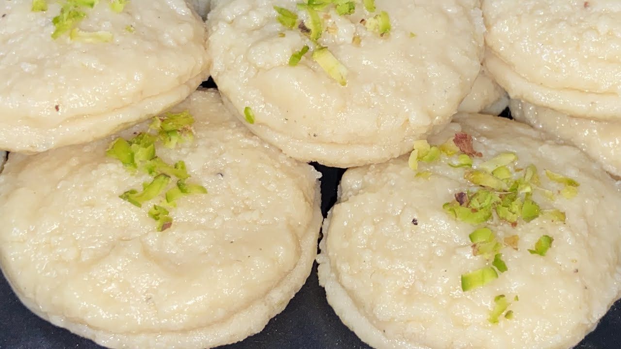 Popular Bengali Sweets: কাটোয়ার বিখ্যাত মণ্ডাই বানাতে লাগে মাত্র ৩ জিনিস! বাড়িতেও বানান খুব সহজে
