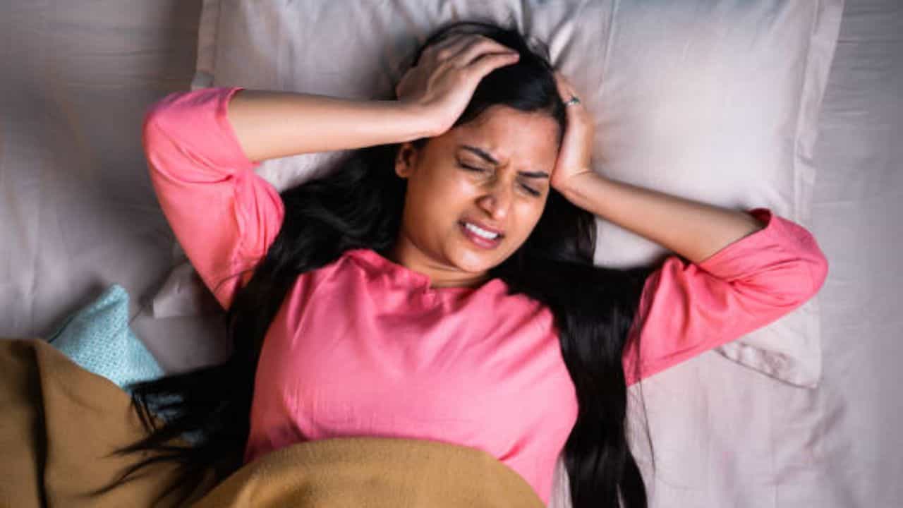 Migraine Risk: কেন পুরুষদের তুলনায় মহিলাদের মাথাব্যথা তীব্র হয়? Migraine Risk: কেন পুরুষদের তুলনায় মহিলাদের মাথাব্যথা তীব্র হয়?