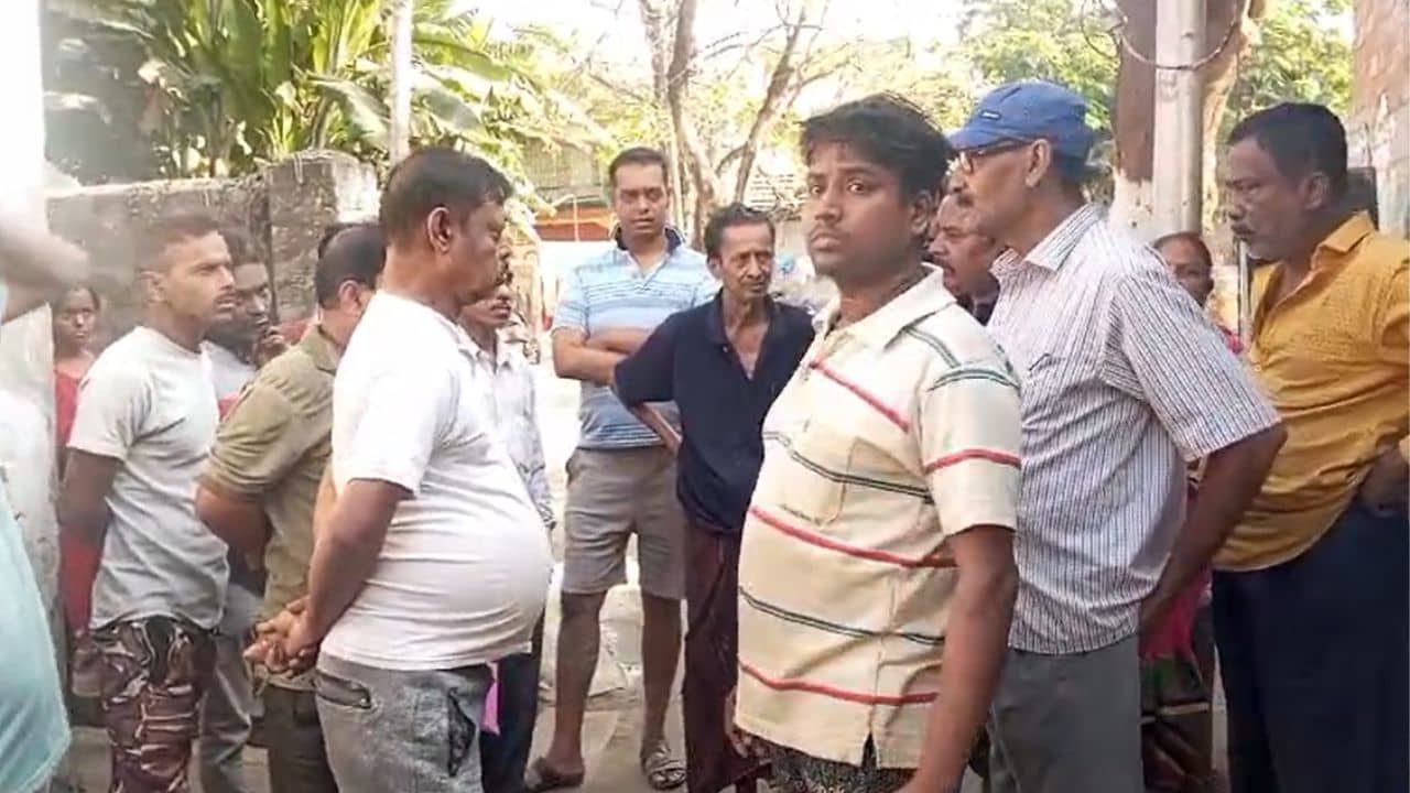 Howrah News: অবসাদের জীবন, বৃদ্ধ বাবাকেও তো ফেলে চলে যাওয়া যায় না... যা করলেন ছেলে