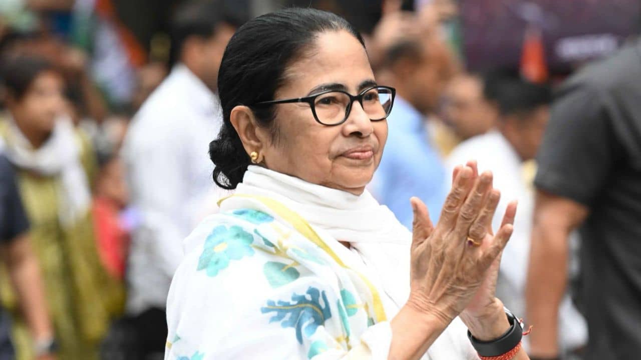 Mamata Banerjee: হাতের পাঁচটা আঙুল সমান হয় না, সন্দেশখালি নিয়ে বললেন মমতা