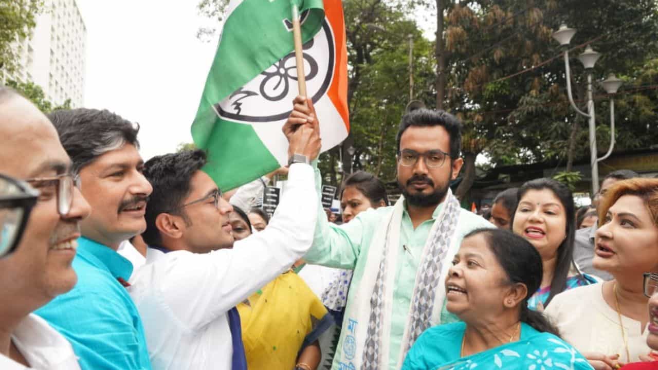 Mukutmani Adhikari: মুকুটমণি বিজেপি ছাড়তেই শুভেন্দুর 'অস্ত্র' বধূ নির্যাতন, তরুণজ্যোতি সরব দলের ভূমিকা নিয়েই Mukutmani Adhikari: মুকুটমণি বিজেপি ছাড়তেই শুভেন্দুর 'অস্ত্র' বধূ নির্যাতন, তরুণজ্যোতি সরব দলের ভূমিকা নিয়েই