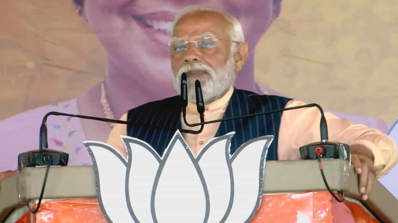 Narendra Modi: বাংলায় দাঁড়িয়ে বাংলা ভাষাতেই মোদীর বার্তা, শুনে নিন কী কী বললেন নমো Narendra Modi: বাংলায় দাঁড়িয়ে বাংলা ভাষাতেই মোদীর বার্তা, শুনে নিন কী কী বললেন নমো