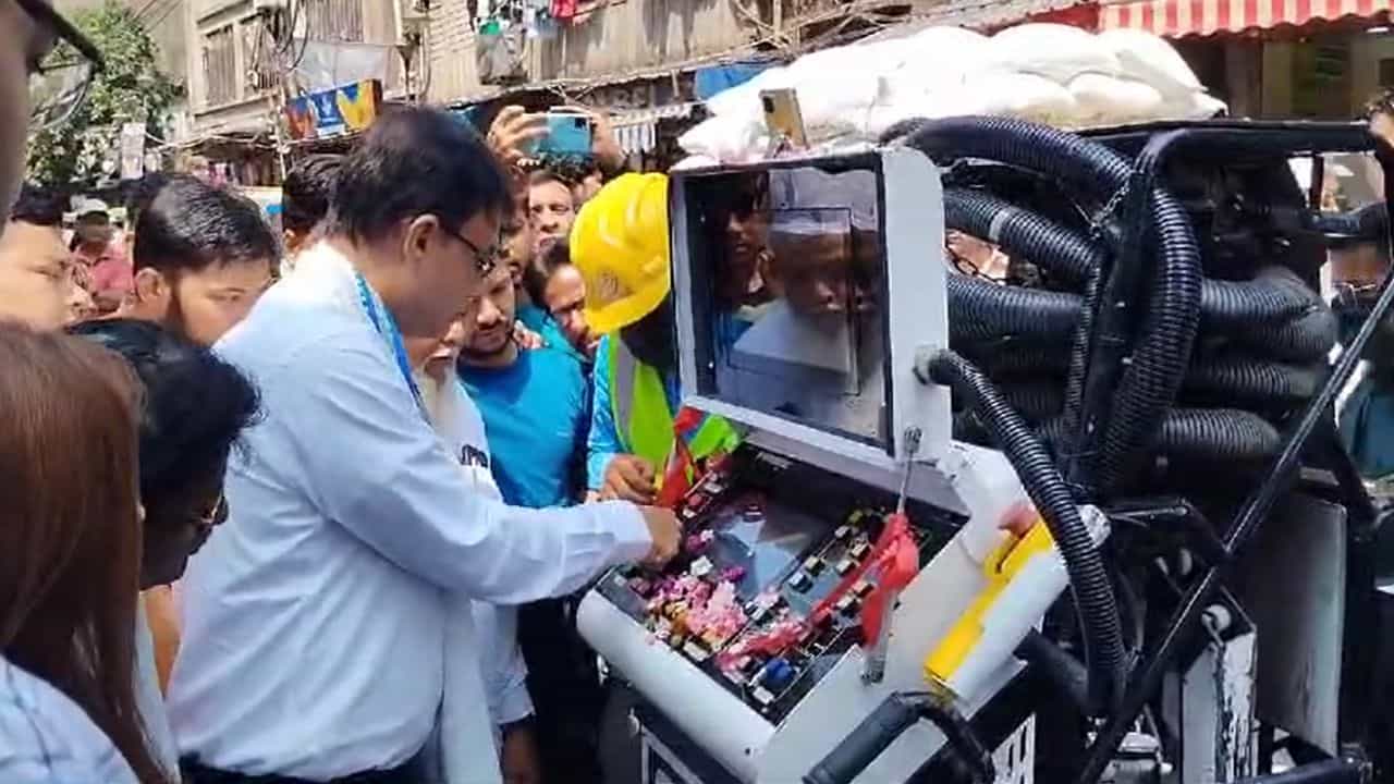Robotic Scavenger: হাওড়ায় নামল রোবোট-যন্ত্র, ম্যানহোলের পাঁক তুলছে নিমেষে... Robotic Scavenger: হাওড়ায় নামল রোবোট-যন্ত্র, ম্যানহোলের পাঁক তুলছে নিমেষে...